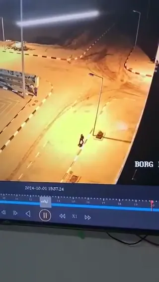 Irán utcáin buszra várva