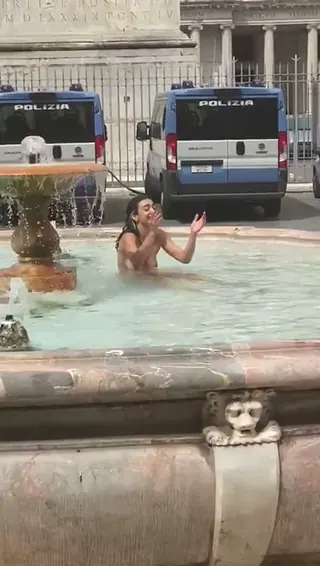 Lányoknak is melege van — nyári forróság videókban