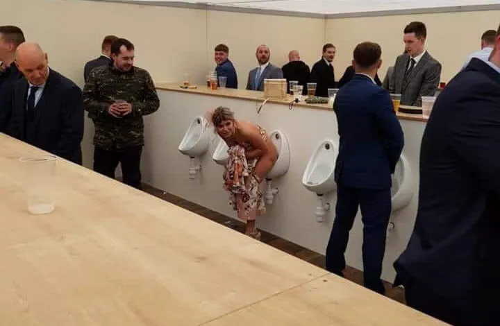 Lányok és a piszoár